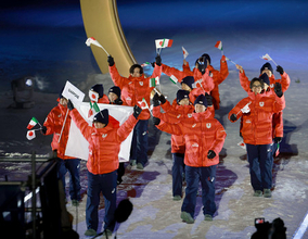 入場行進する日本の選手ら　五輪