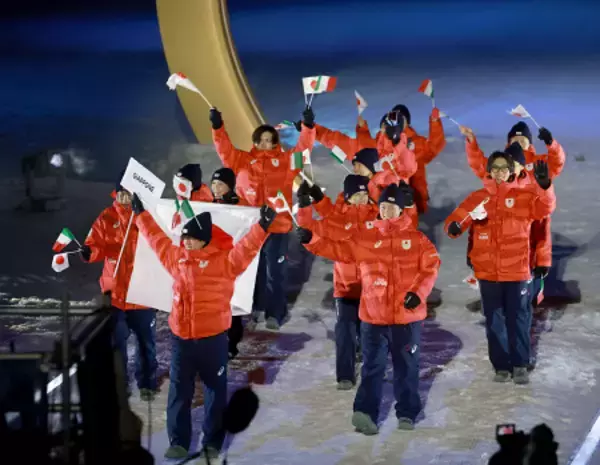 入場行進する日本の選手ら　五輪