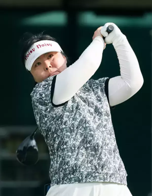 不動のティーショット　女子ゴルフ