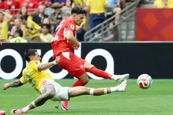 シュートを放つリーダー　Ｗ杯サッカー
