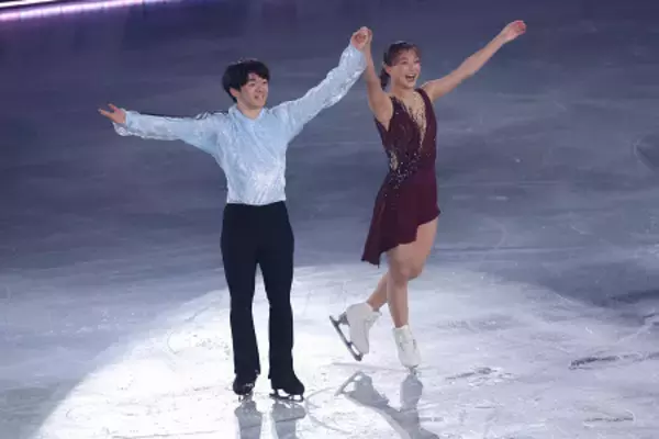 歓声に応える鍵山と坂本