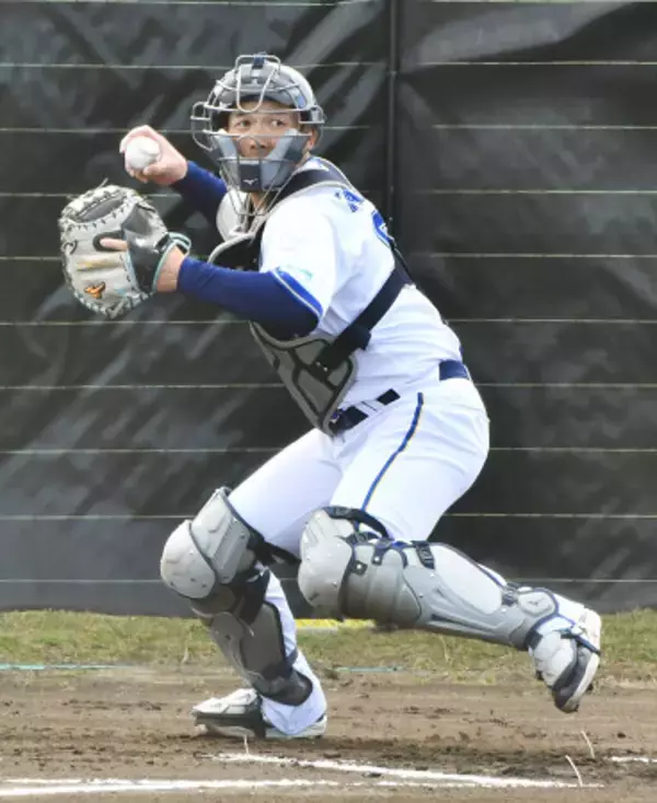 送球練習をする山本　プロ野球
