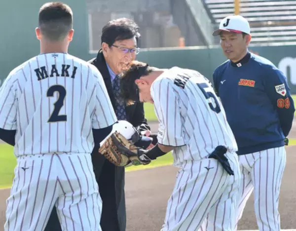 栗山前監督「連覇します」＝侍ジャパンを激励