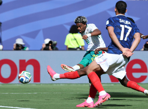 ゴールを決めるムバイ　Ｗ杯サッカー