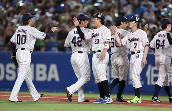 喜ぶヤクルトの選手たち　プロ野球