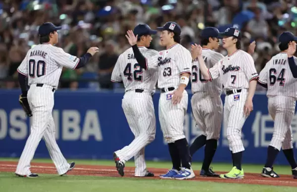 喜ぶヤクルトの選手たち　プロ野球