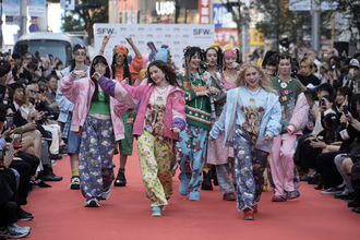 渋谷で仲里依紗さんのランウェイショー