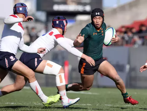 攻め込む八尋　高校ラグビー