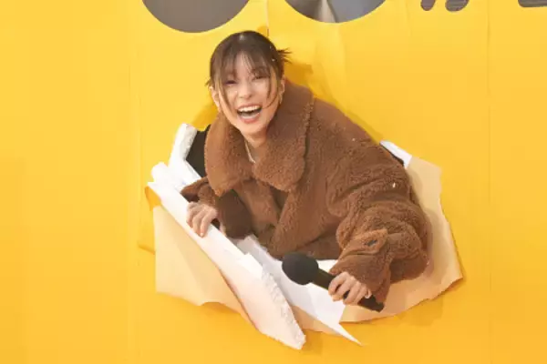 壁を突き破って登場