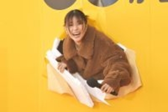 壁を突き破って登場