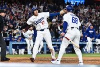 喜ぶ大谷　大リーグ