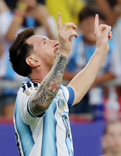 喜ぶメッシ　Ｗ杯サッカー