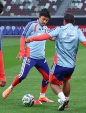 練習する遠藤　サッカー