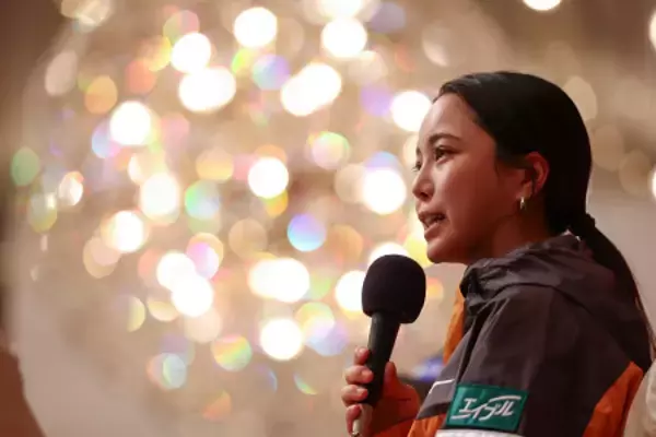 会見する高梨　Ｗ杯ジャンプ女子