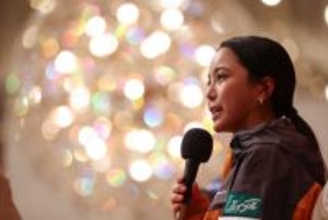 会見する高梨　Ｗ杯ジャンプ女子