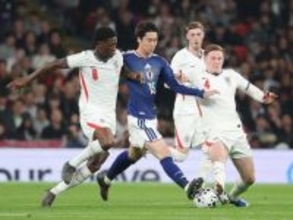 競り合う鎌田　サッカー