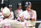 「迎えられる栗原　プロ野球」の画像1