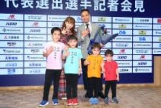 家族と記念撮影に応じる長友　サッカー