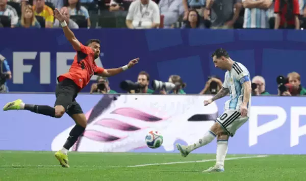 クロスを上げるメッシ　Ｗ杯サッカー