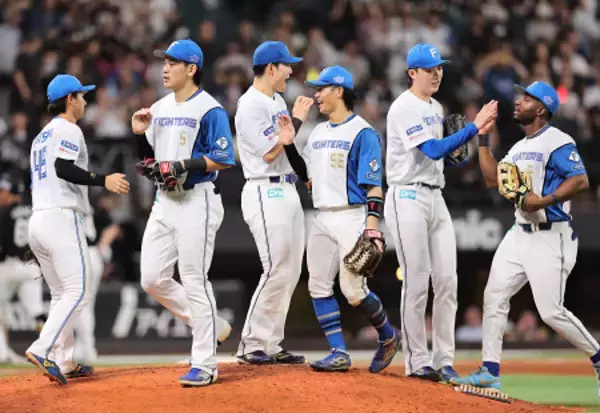 喜ぶ日本ハムナイン　プロ野球