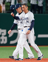 あいさつする西口監督　プロ野球ＣＳ
