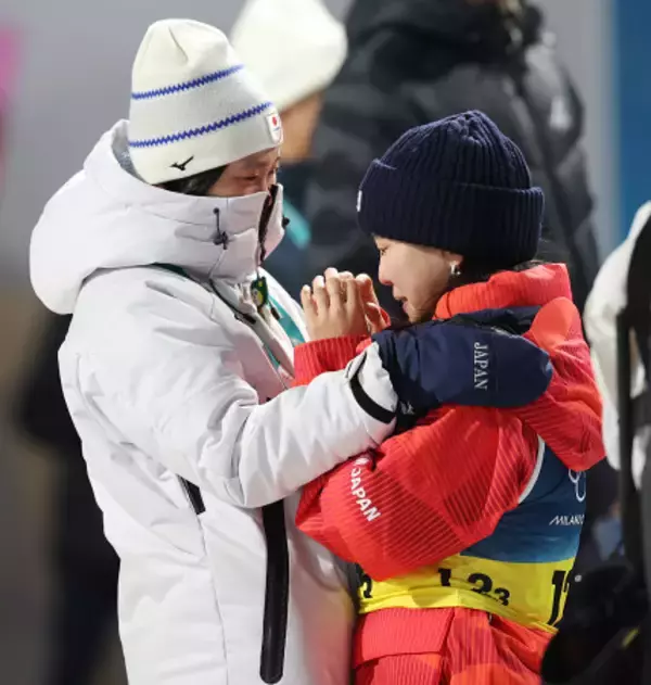 涙する高梨　五輪
