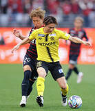 「競り合う濃野と瀬川　Ｊリーグ」の画像1