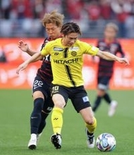 競り合う濃野と瀬川　Ｊリーグ