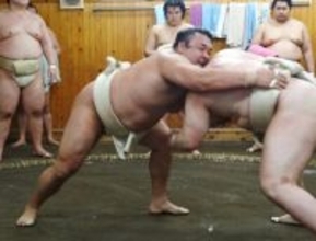 霧島、荒汐部屋に出稽古＝大相撲