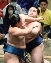 琴栄峰と対戦する若ノ勝