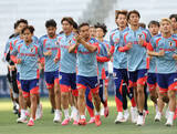 「声援に応える長友　サッカー」の画像1