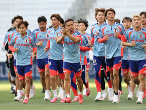 声援に応える長友　サッカー