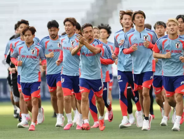 声援に応える長友　サッカー