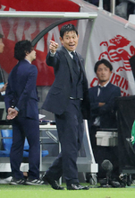 指示を出す森保監督　サッカー日本代表
