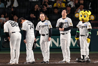 悔しそうな表情の藤川監督ら
