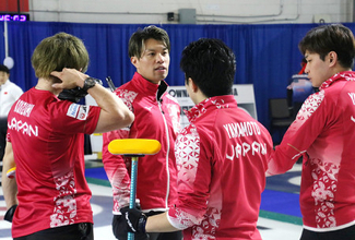 エンド間に話し合う日本男子