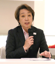 定例会見する橋本会長