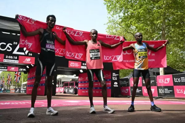 ポーズを取るサウェら