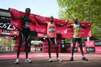 ポーズを取るサウェら