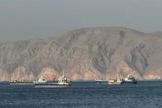 ホルムズ海峡を通過する貨物船、紛争開始以降の最低水準から増加