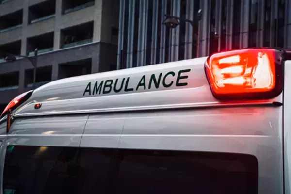 観光バスなど５台衝突、７７歳女性死亡＝乗用車が対向車線に、１３人けが―神奈川