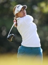 ティーショットを放つ鈴木　女子ゴルフ