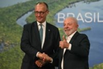 ルラ大統領と握手を交わすメルツ首相