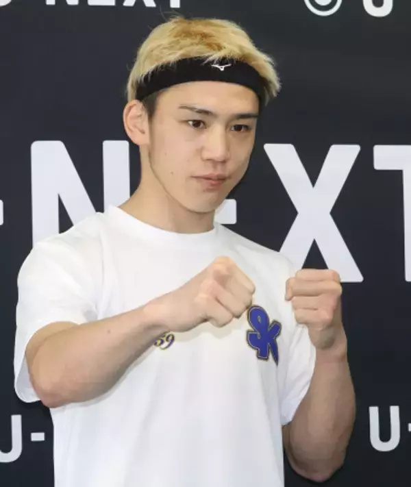 ポーズを取る飯村