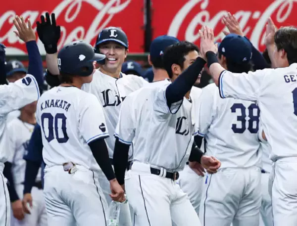 喜ぶ西武の選手ら　プロ野球