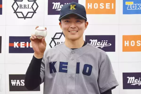 ポーズを取る吉開　東京六大学野球