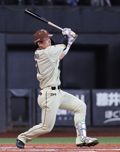 郡司の適時二塁打　プロ野球