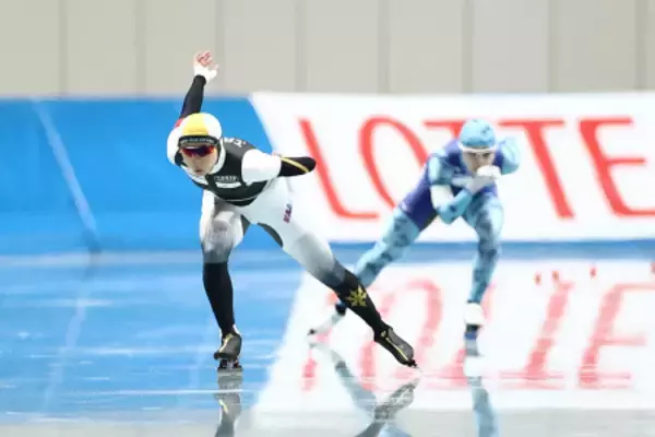 滑走する高木と吉田