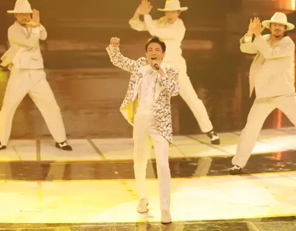 歌唱する郷ひろみさん