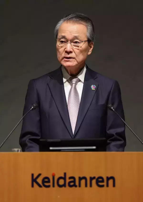 あいさつする筒井経団連会長